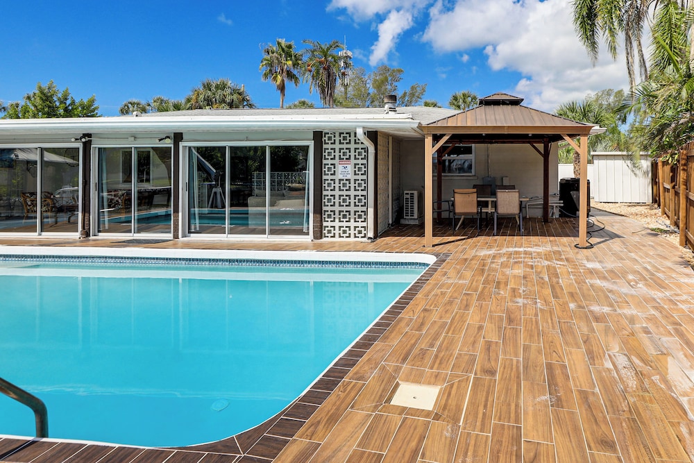 Furnished Sunroom w/ TV! Canal-front Bradenton Gem
