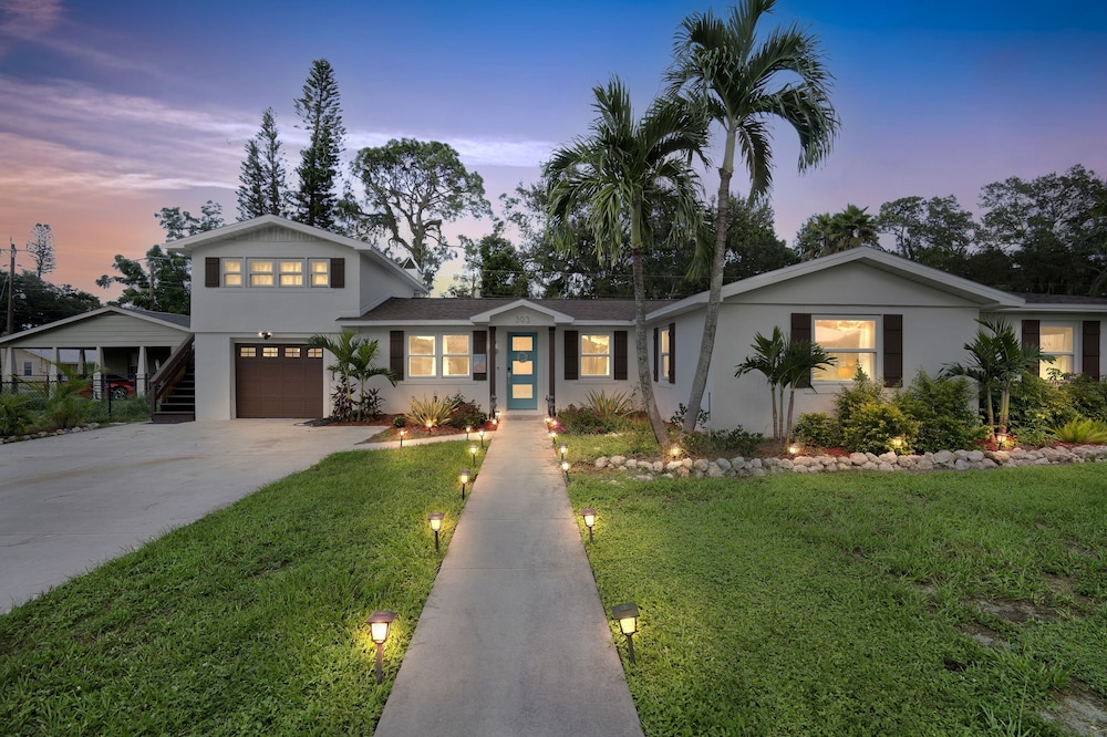 Miscellaneous Market Vacations - Paradise Beach House 3 Bedroom Home by Redawning - Property Image 1