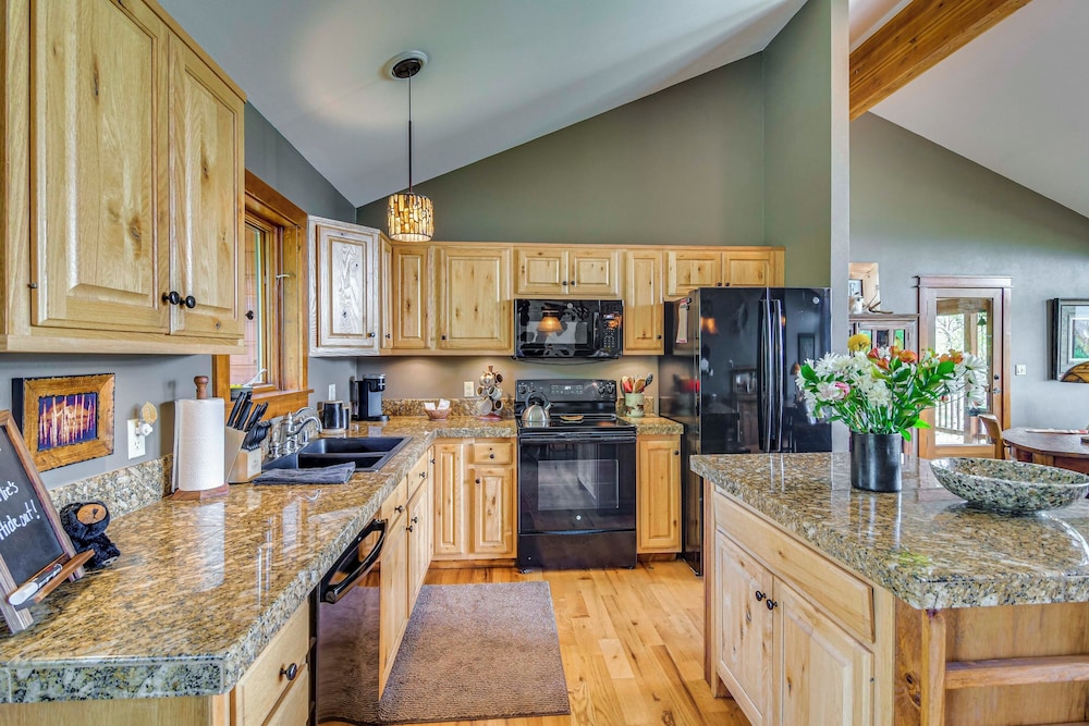 Private 5 Acres w/ Mtn Views: Park County Cabin!