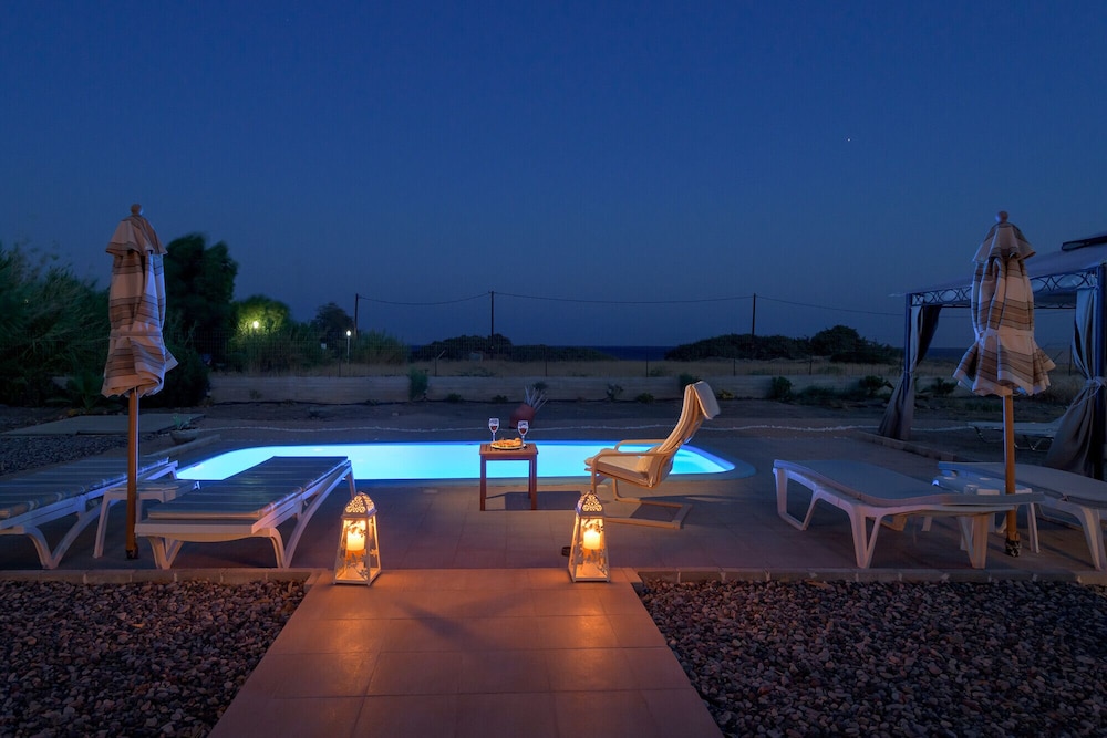 Gennadi Serenity House -beachfront Villa