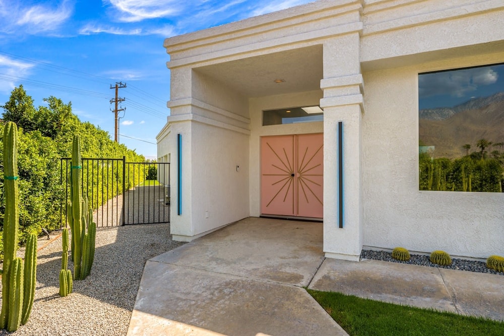 The Lighthouse- Monthly 4 bd 4 bth Pool Spa