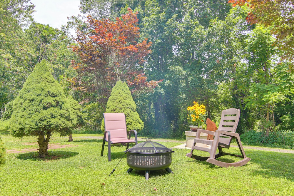 Wraparound Porch w/ Views: Blue Ridge Mtn Gem!