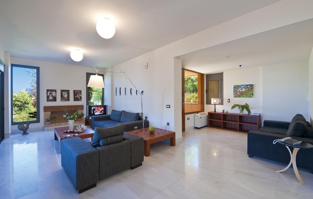 Daphne Villa in Chania view 3