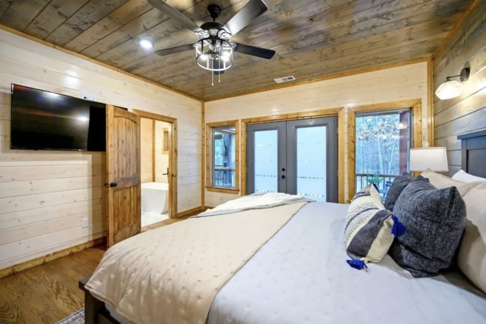 Whispering Winds Luxury Cabin in Hochatown