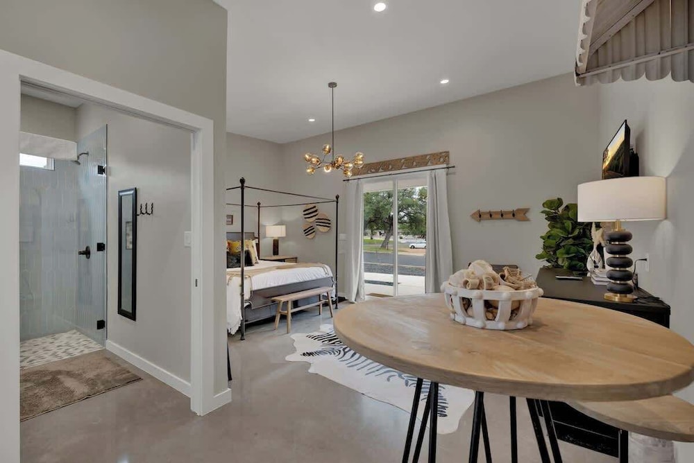 Pop 4 W/hot-tub + Close to Main St