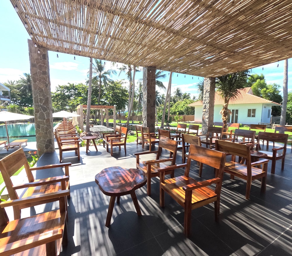 Charm Hon Rom Villas Resort