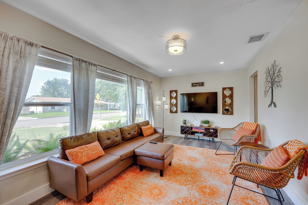 San Antonio Home, 2 Mi to Airport - Pets Welcome!