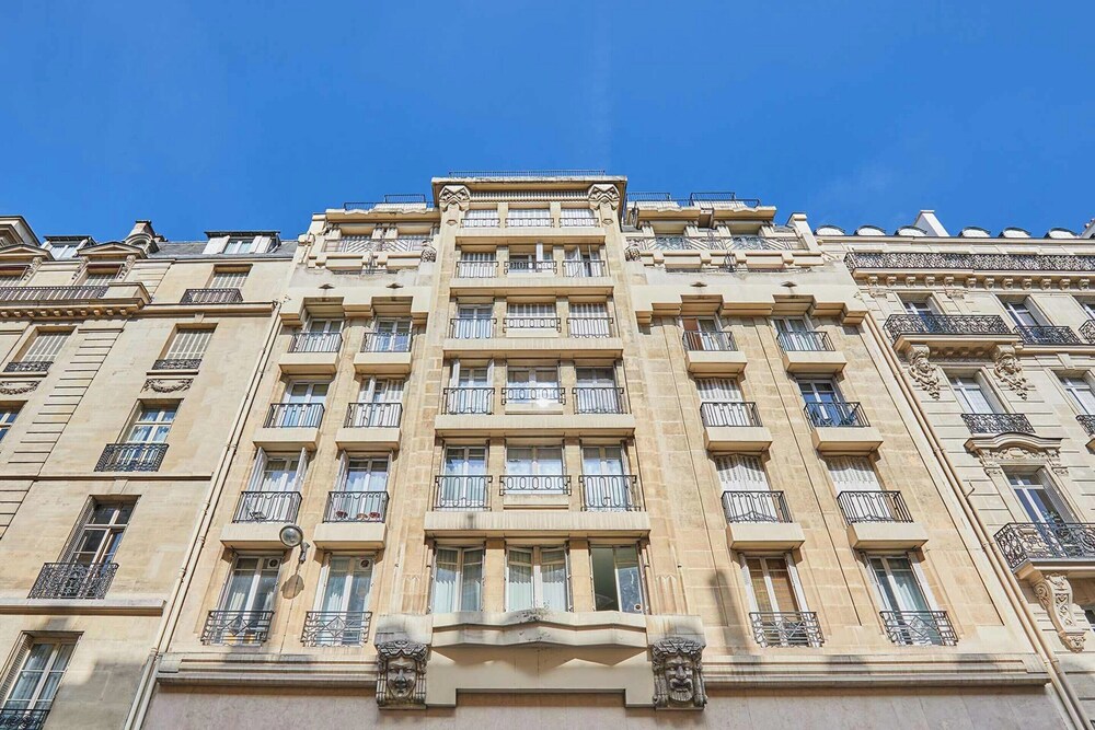 22 m2 Studio Located on the 6th Floor With Elevator: - 1 Bedroom With 140 cm Double bed - Television, Wifi - Equipped Kitchen - 1 Bathroom With Shower and 
