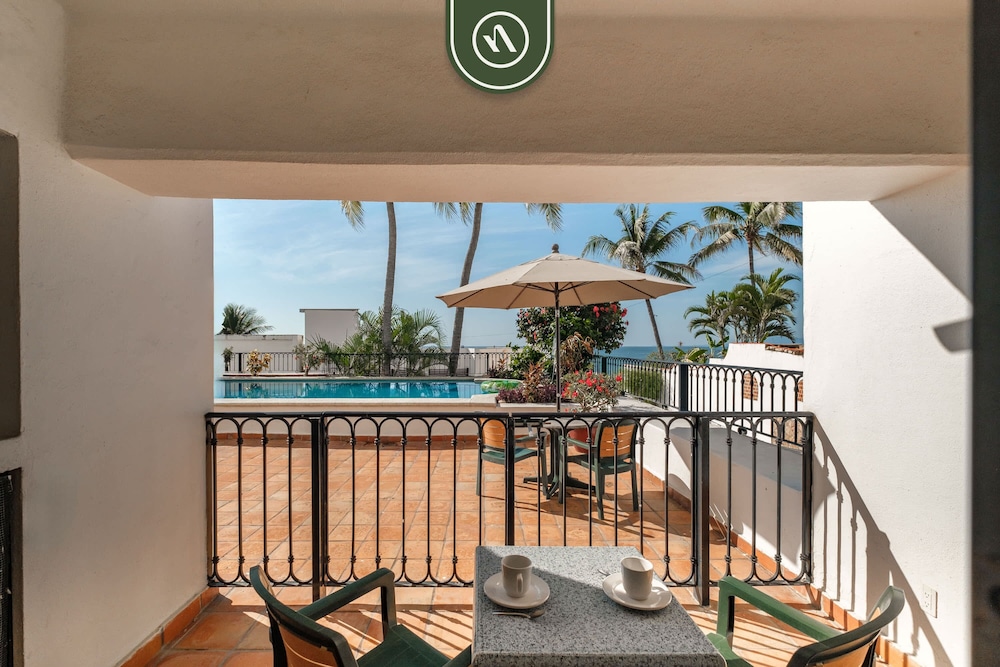 Amazing 2 BR Condo Overlooking the Pool - Romantic Zone