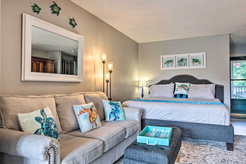 1 Mi to Lake Lure: Mtn-view Studio w/ Balcony!