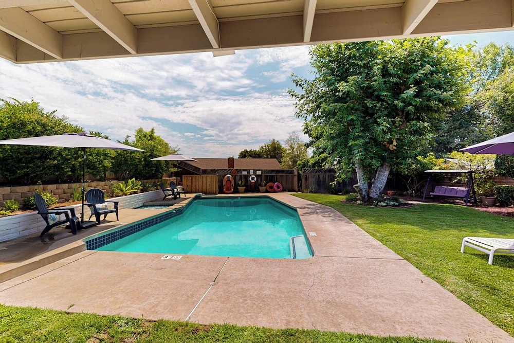 4BR Dog-friendly Home w/ Pool, Spa, Grill & A/C