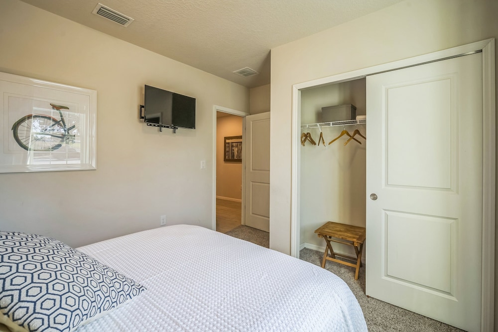 Relaxing Pet-friendly Spring Hill Escape 4 Bedroom Home