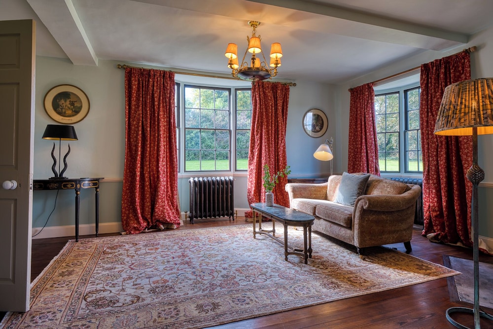 Stunning 4BD Home in Worcestershire