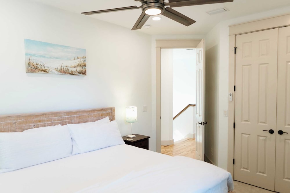 5 Mins to Beach, Shared Pool, Covered Deck, Bikes Heron Cottage by Avantstay