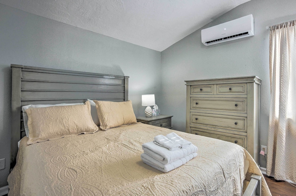 Cozy Montgomery Home: Walk to Lake Conroe! view 5