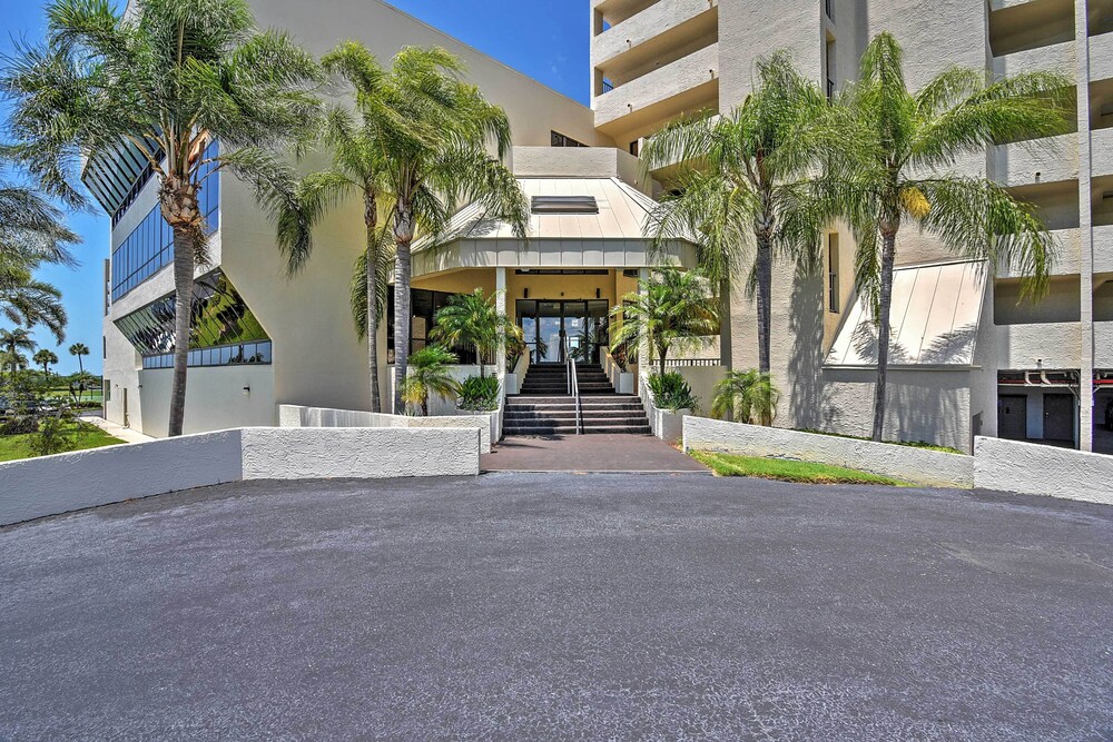 Tropical Hudson Retreat w/ Pool & Tennis Courts! view 4