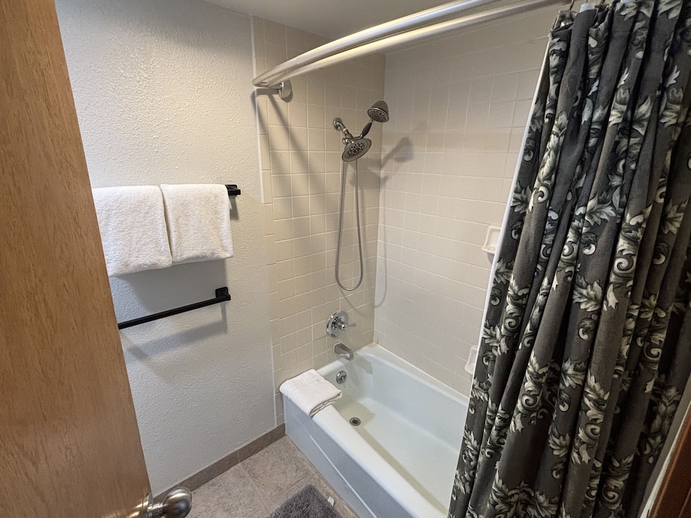 Studio In Lakeside Village, Updated Kitchen & Bath Apts