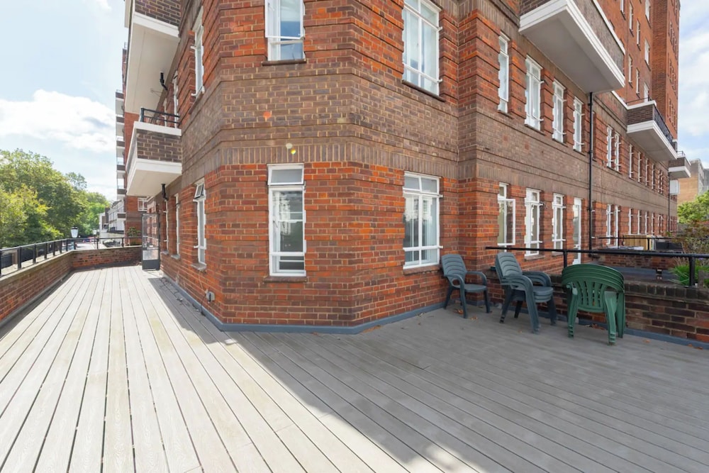 Sleek & Stylish 1BD Flat w/ Balcony - Kings Road