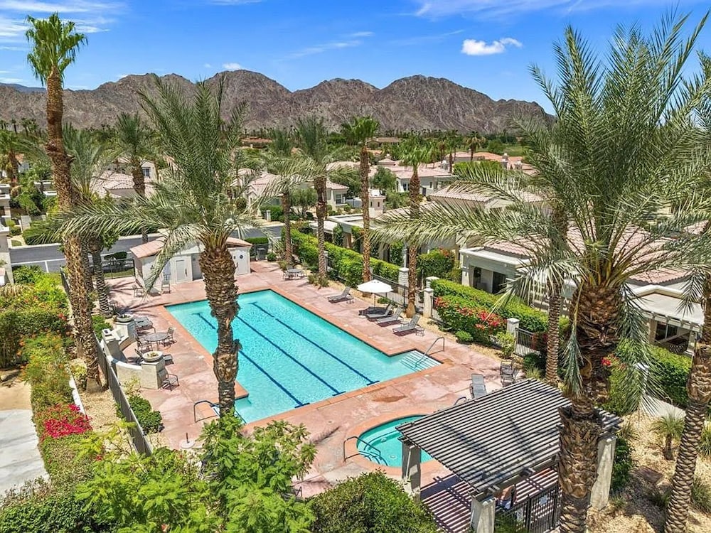 Stylish 2BR w Spa Patio