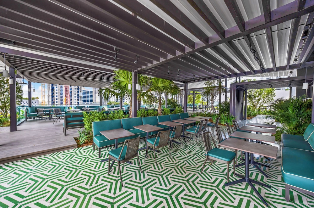 Downtown Haven Sleek 1-BR with Vistas