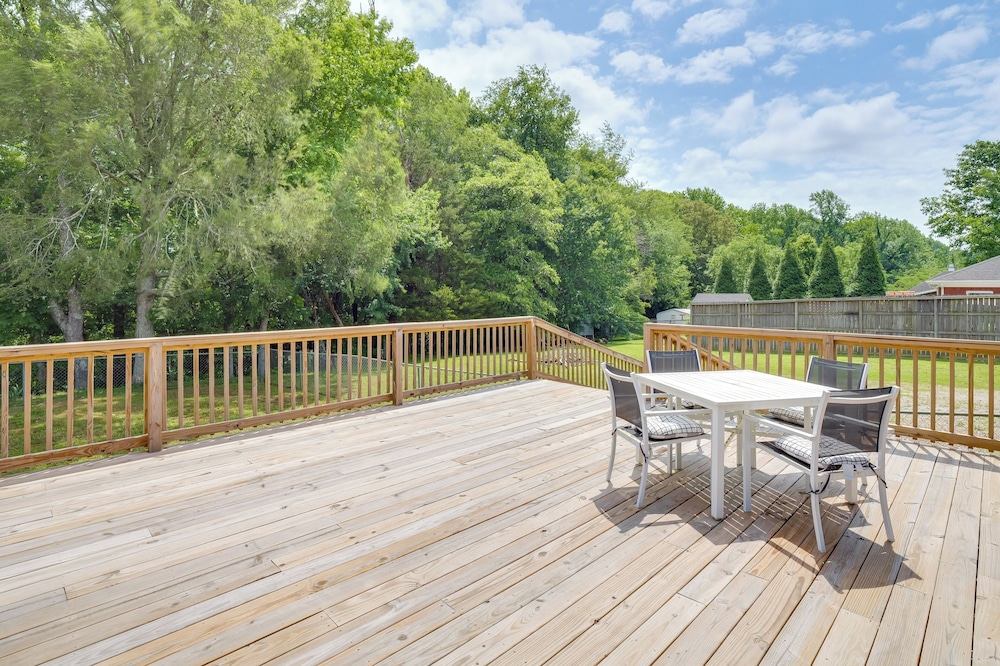 Group Getaway: Lakefront Retreat in Fayetteville!