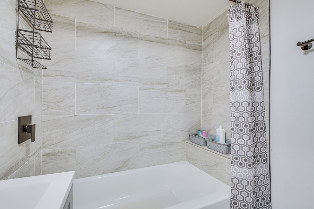 < 2 Mi to Uchicago: Pet-friendly Getaway w/ Yard