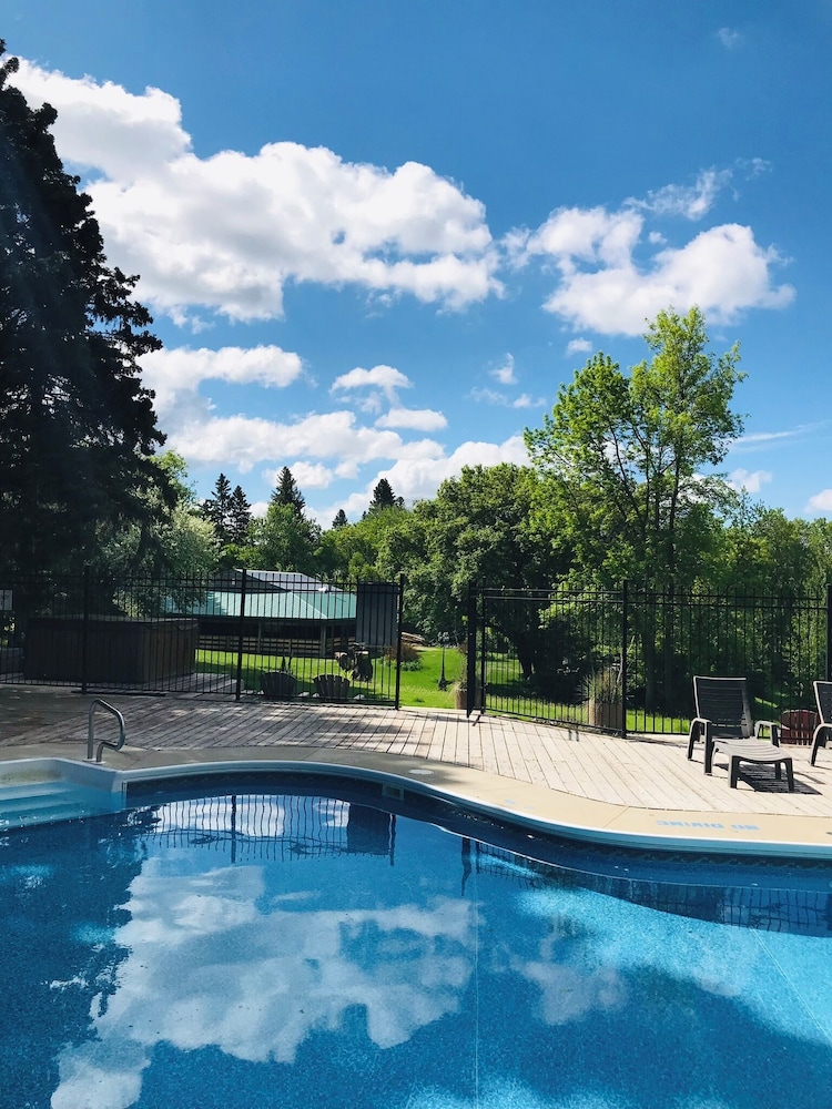 Smokey Hollow Motel & Resort