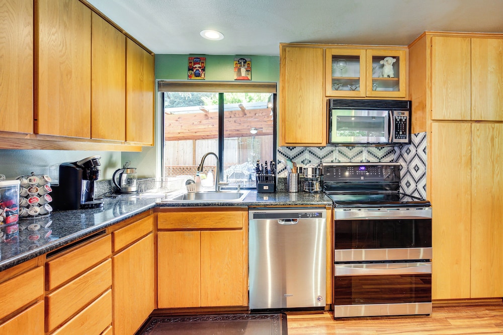 3 Mi to U of O Pet-friendly Home w/ Covered Deck!