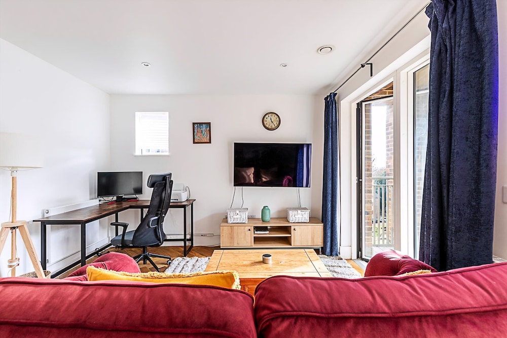 Chic Crystal Palace Flat with Balcony & Workspace