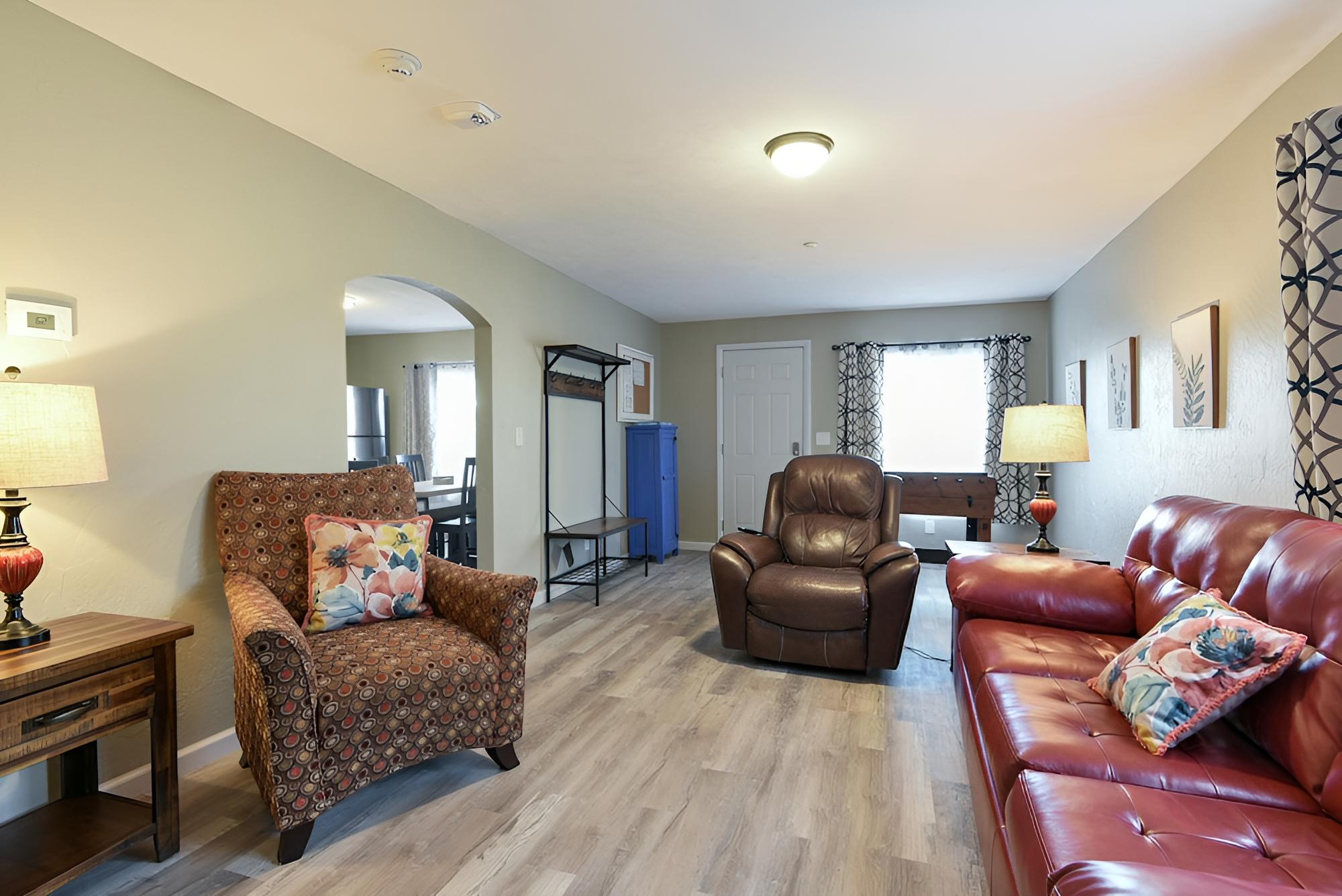 Stay-n-play - Downtown Branson - Free Trolley or Walk to all the Fun!! view 3