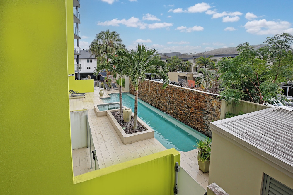 Luxury Cairns Stay with Pool and BBQ
