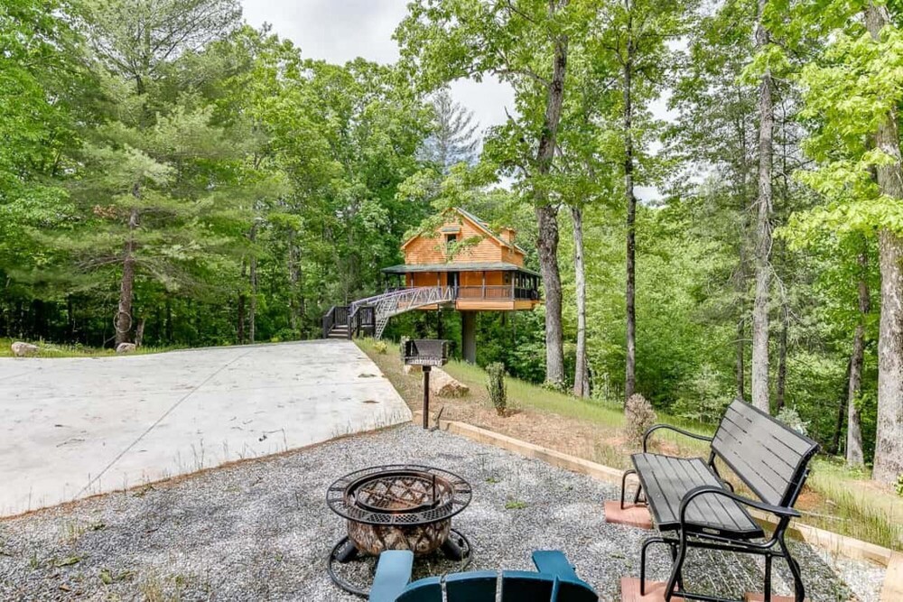 Gold Peak Treehouse in Cleveland view 4