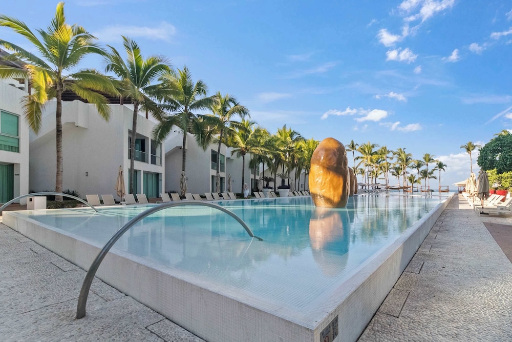 Oceanview 3BR Apt With Beach Access - Pools - Gym