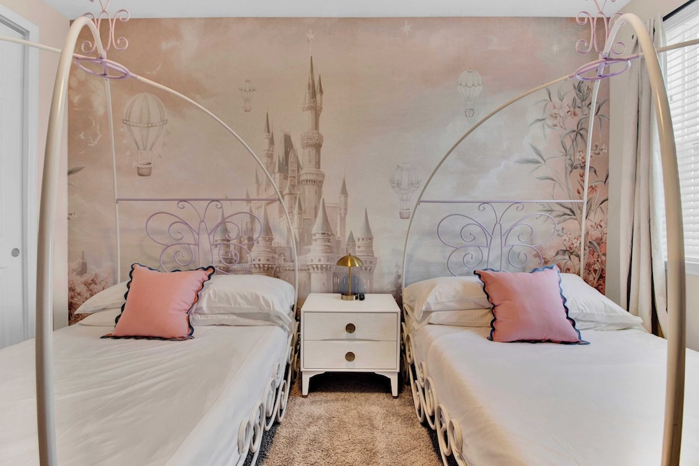Sleeps 20! 9bdr, Star Wars-themed Game Room, Pool, Hot Tub Nassau by Avantstay