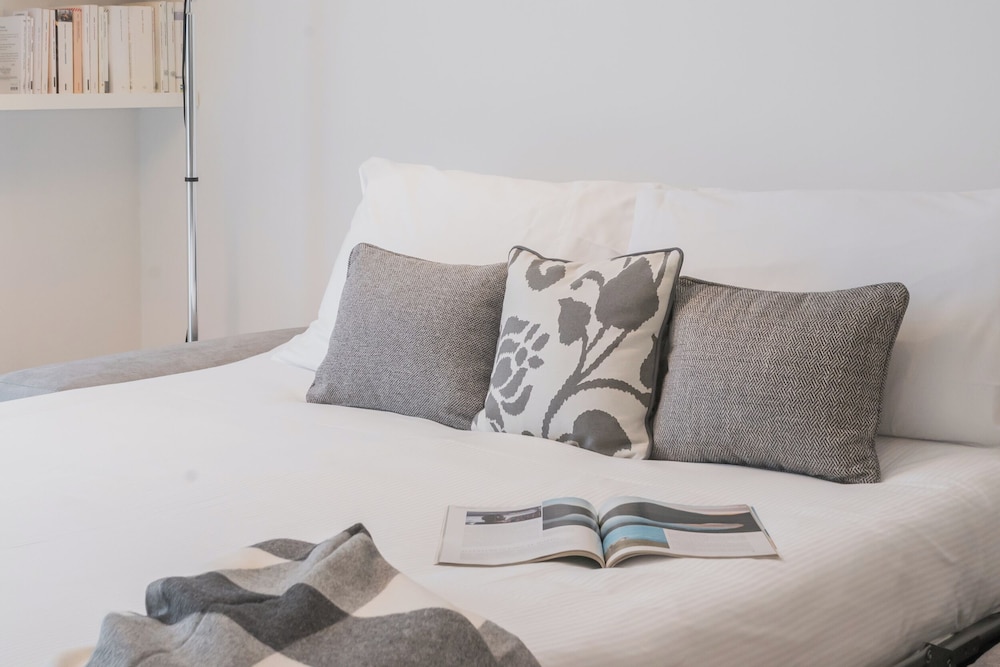 Central & White Apartment by Rent all Como