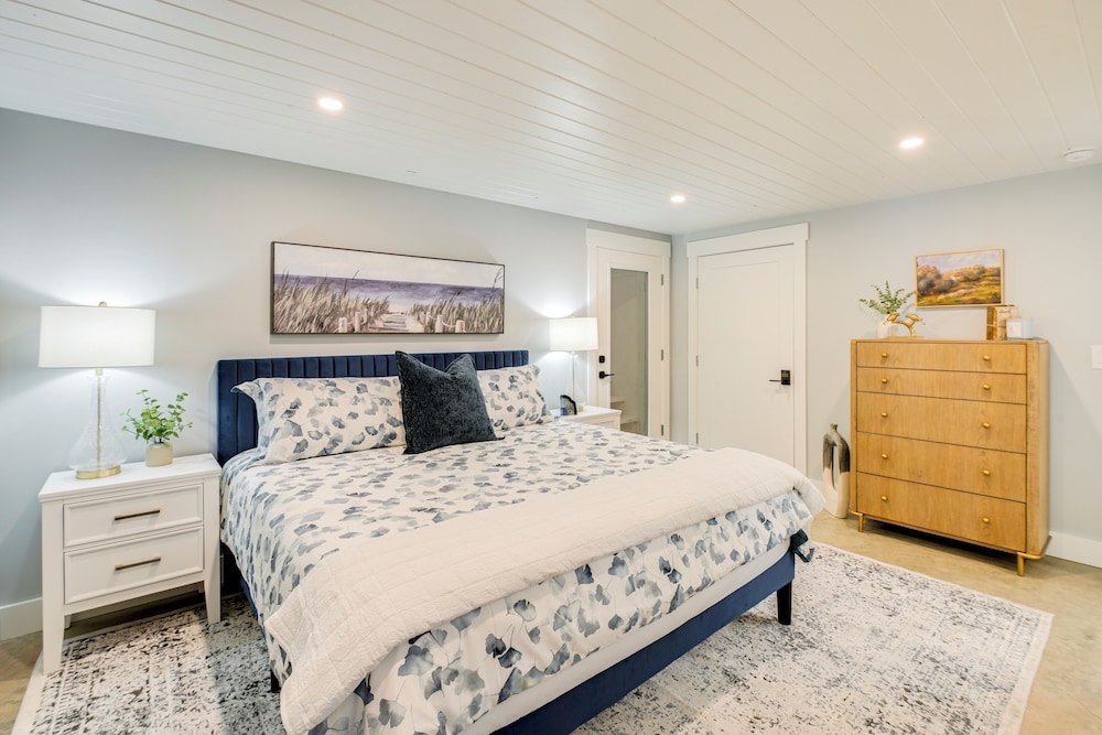 Hot Tub & Boat Dock: Waterfront Maine Retreat!