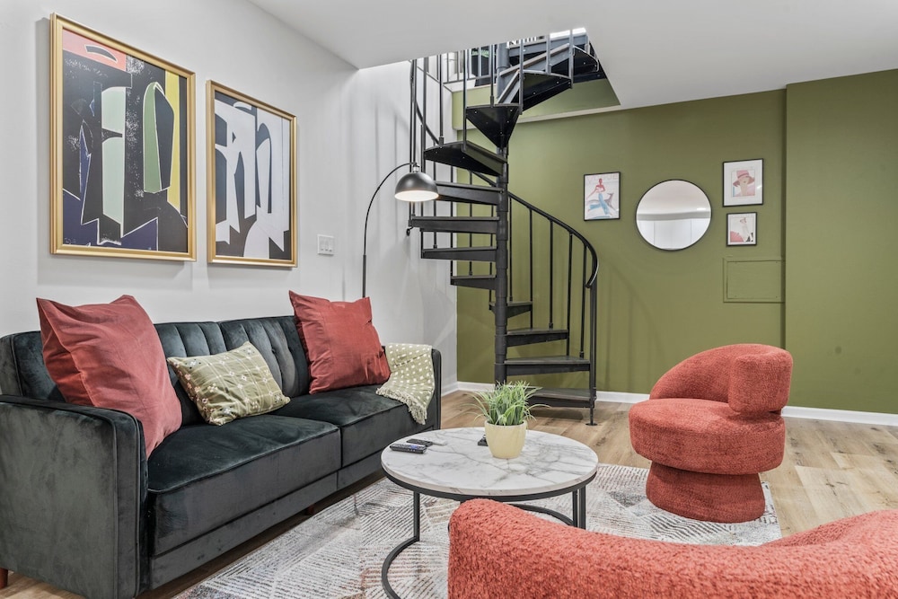 Old City 2 BR Near Historic Sites