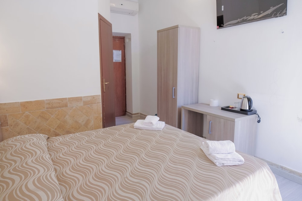 Hotel The Warehouse Chiang Mai - Image 1