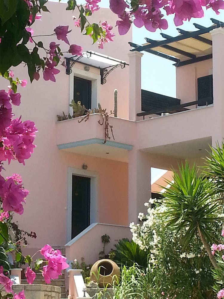 Irides Luxury Studios & Apartments