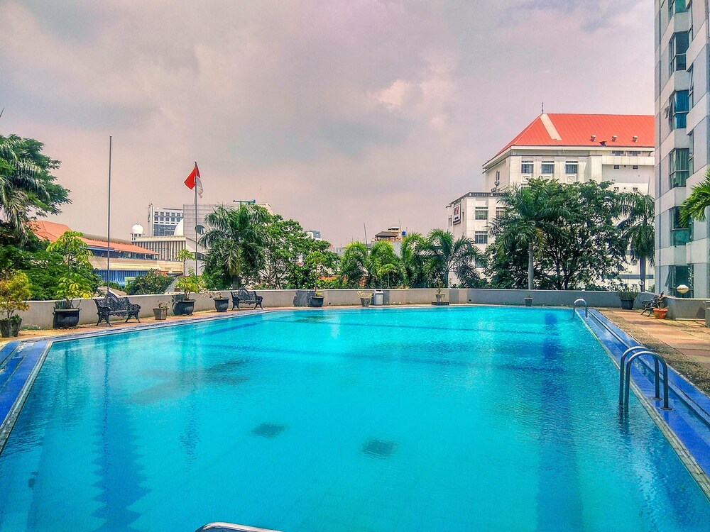 Homey and Spacious 3BR Kondominium Juanda Apartment