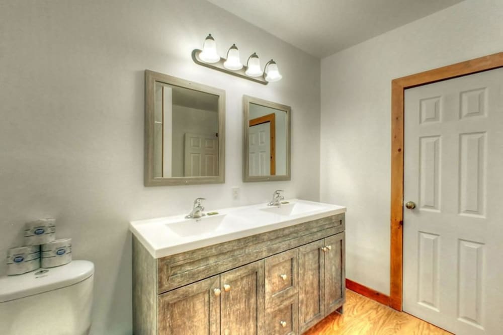 Spacious 8 bdrm Cottage, Hot Tub, Sauna, BBQ, Private Beach Access, Petfriendly-2