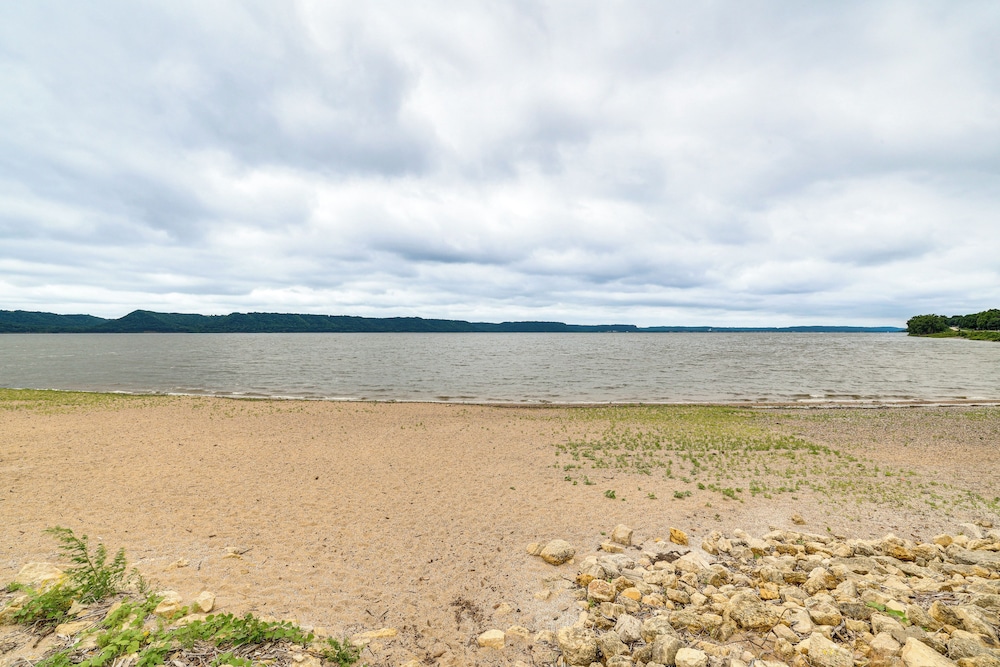 Steps to Marina & Beach: Couples Cottage in Pepin