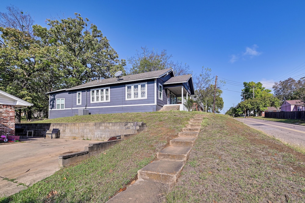 Near Campus & Casino: Family-friendly Durant Home! view 3