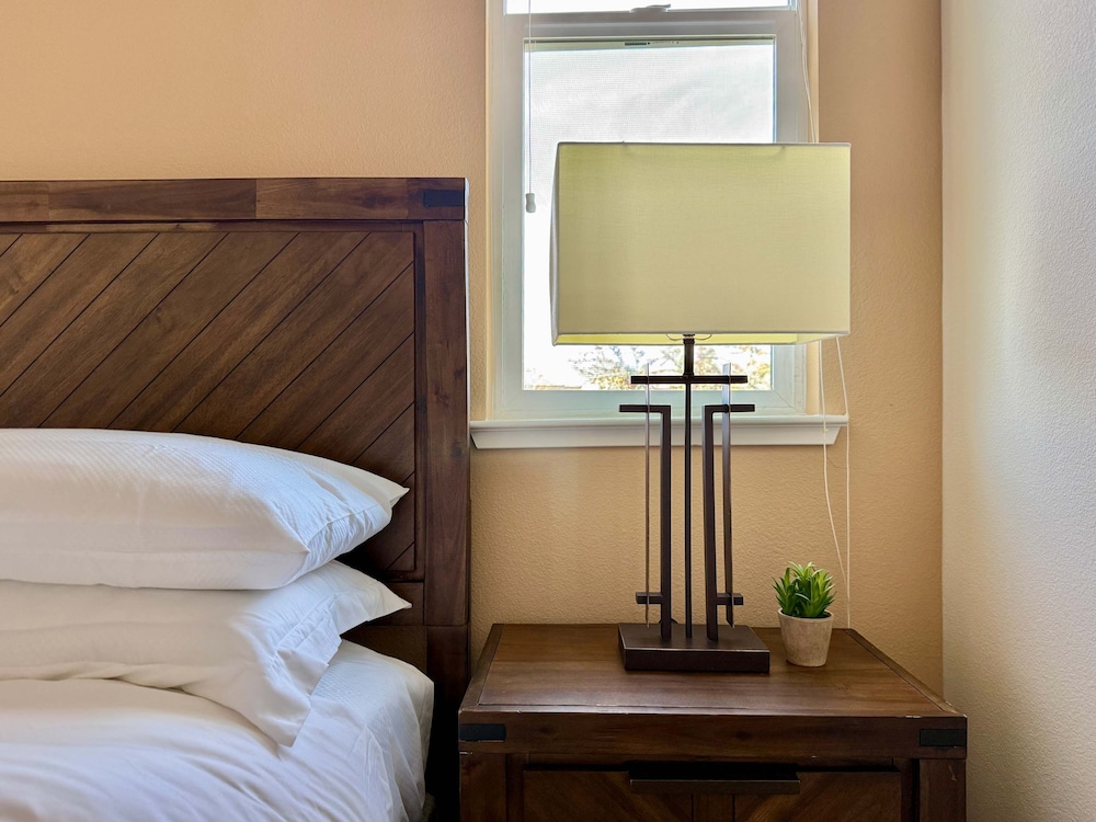 New Upscale 1BR Stay With Mini Golf Sauna Year-round Pool