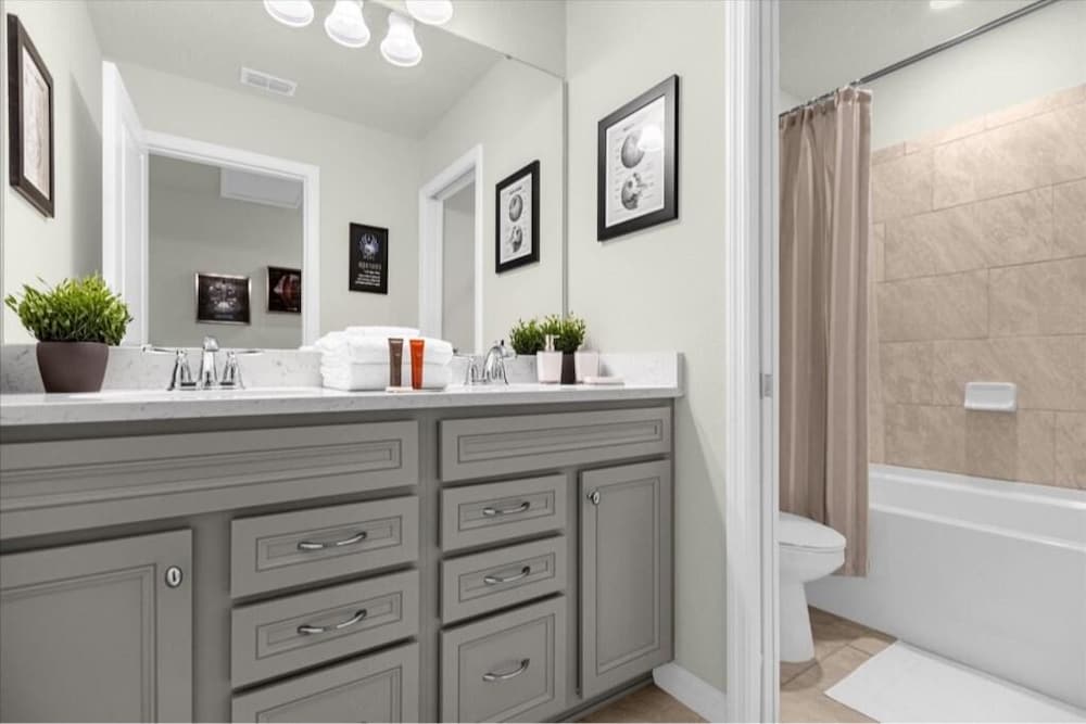 Luxury 10 Br Themed House, Resort Access Included! 10 Bedroom Holiday Village by RedAwning - Image 5