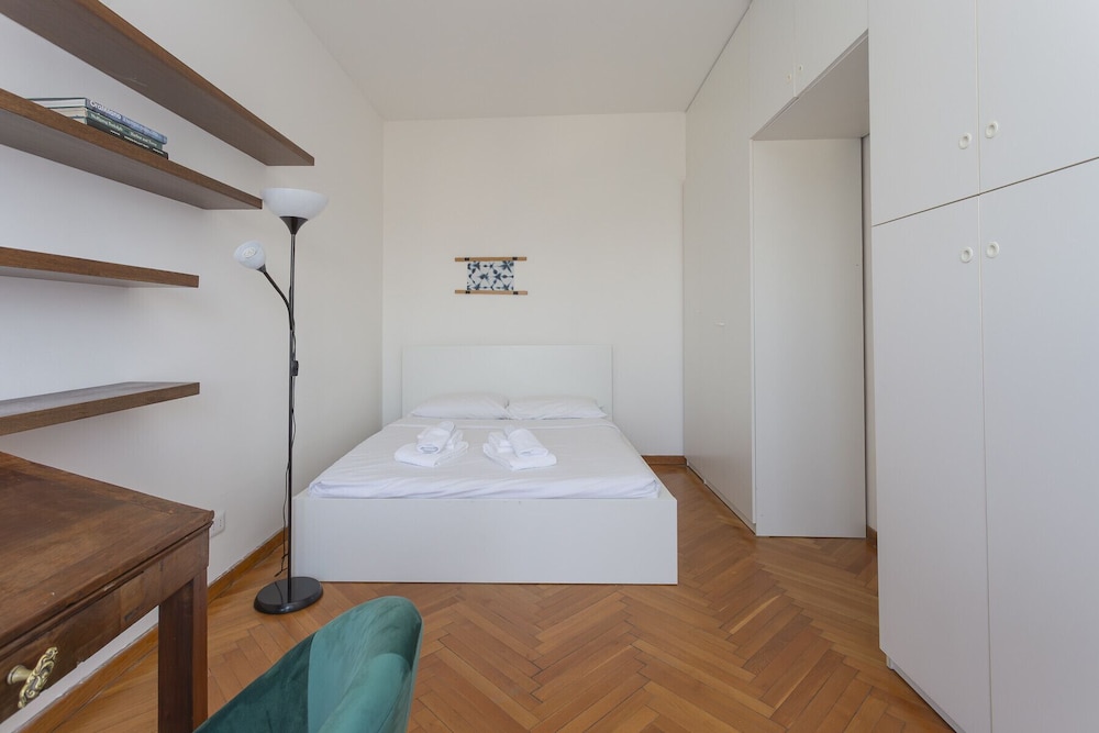 Skyline view Biancamano 1 bdr with balcony by Rentopolis