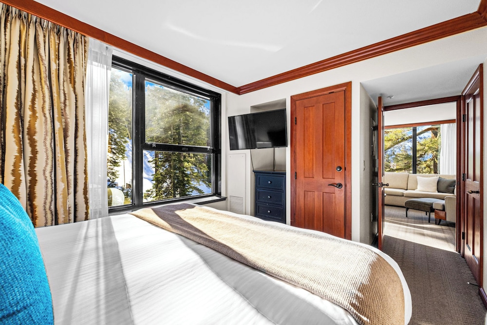 Condo w/ Fireplace & Community Perks