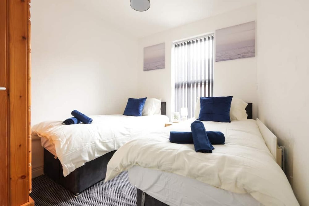 House-sleeps8-parking-garden