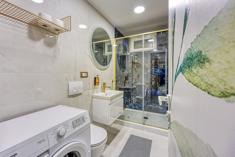 Boutique Downtown Studio with Balcony 1