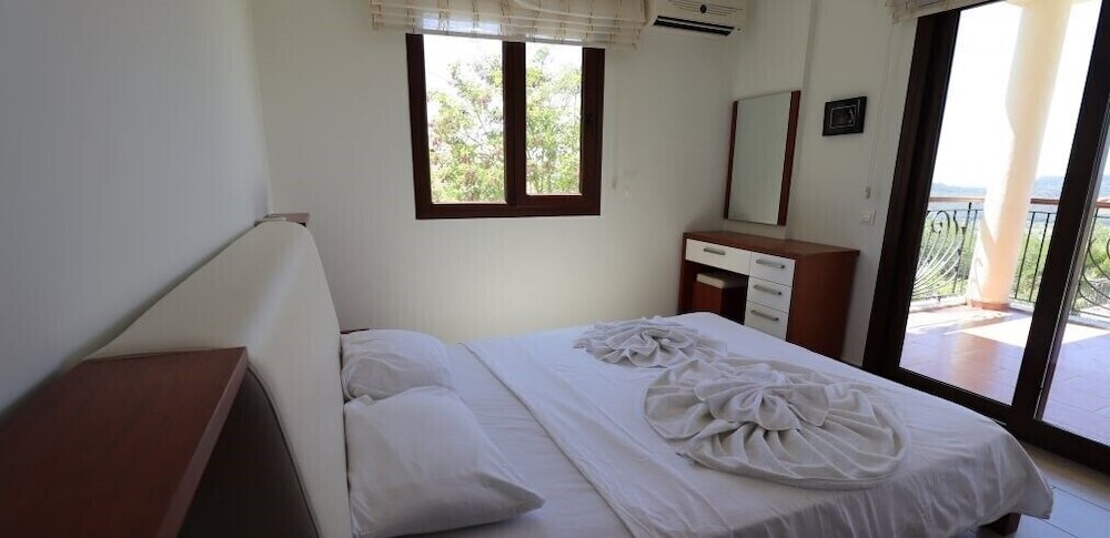 Villa MAS2 by JoyLettings view 2
